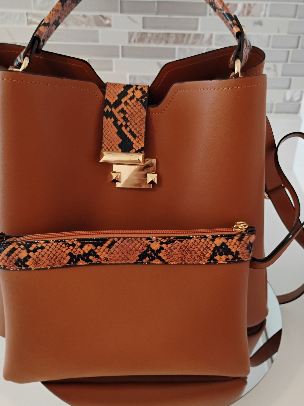 NEW Bucket Crossbody Bag & Pouch - GHW and Vegan Leather - Picture 8 of 10